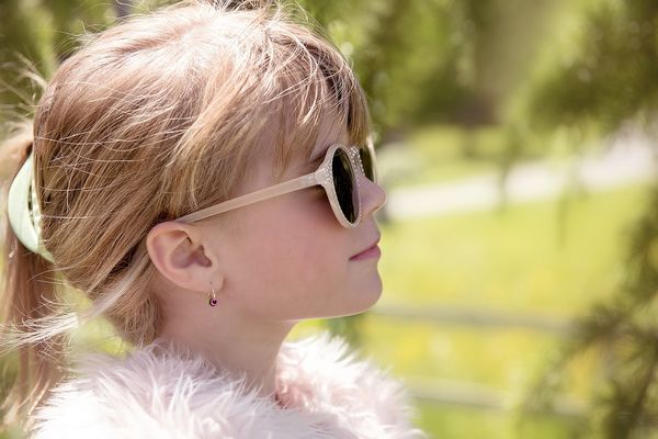 Okulary przeciwsłoneczne dla dzieci - na co zwrócić uwagę?