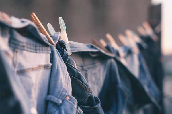 Moda z drugiej ręki - korzyści z zakupów w sklepach z odzieżą używaną online